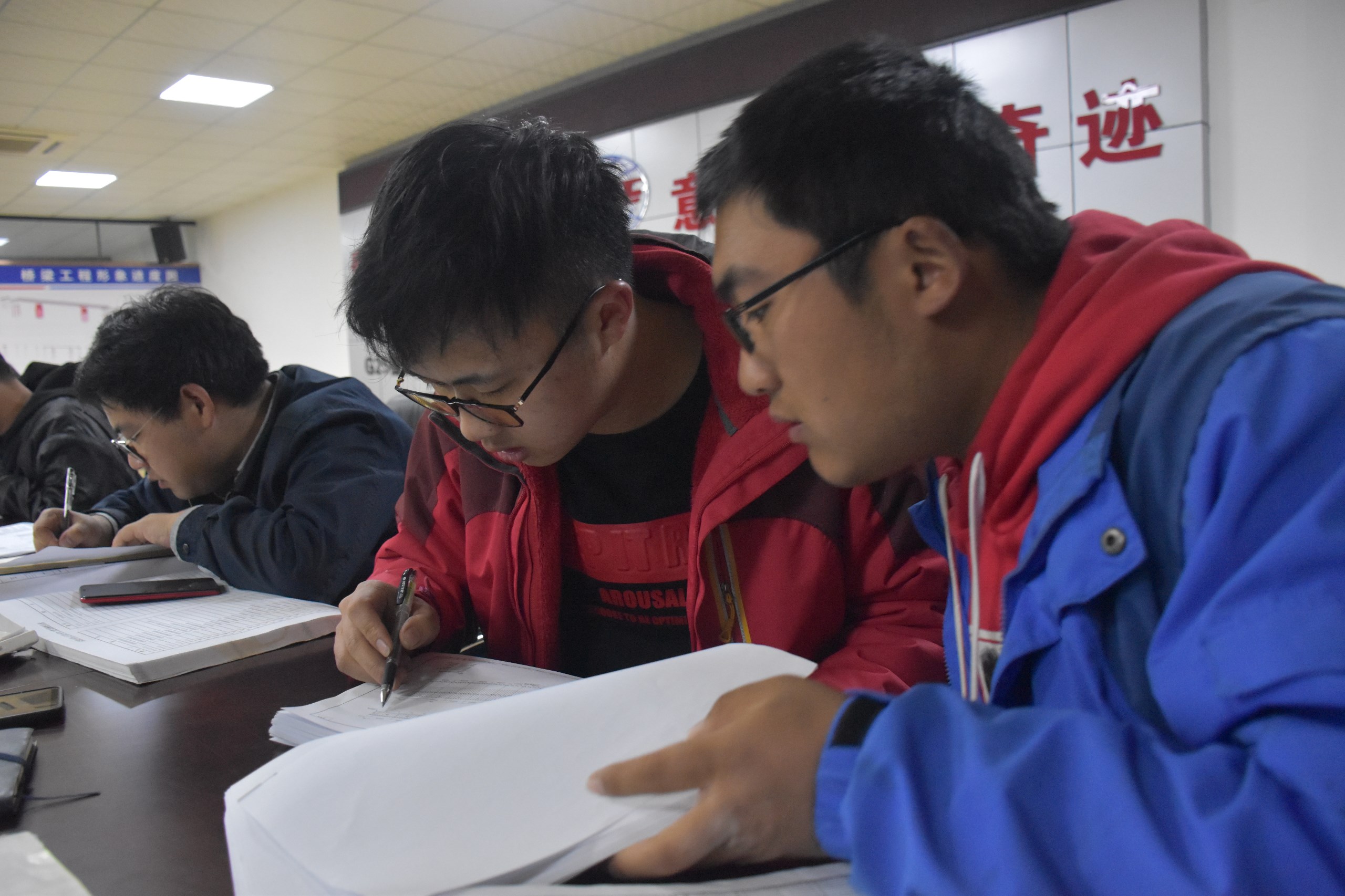 老員工為新員工答疑解惑.JPG
