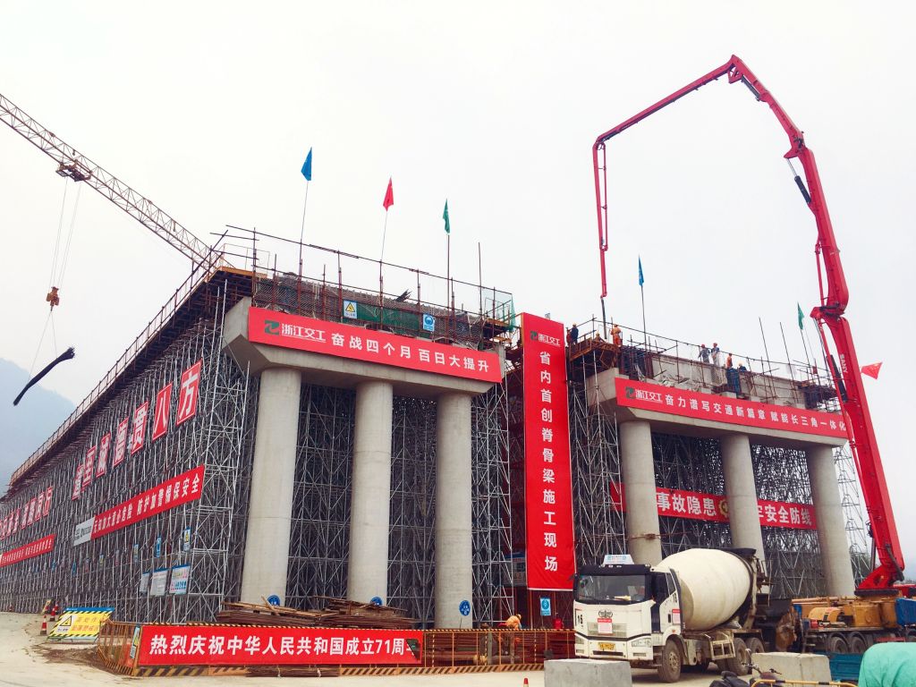 右幅頂板澆筑.jpg