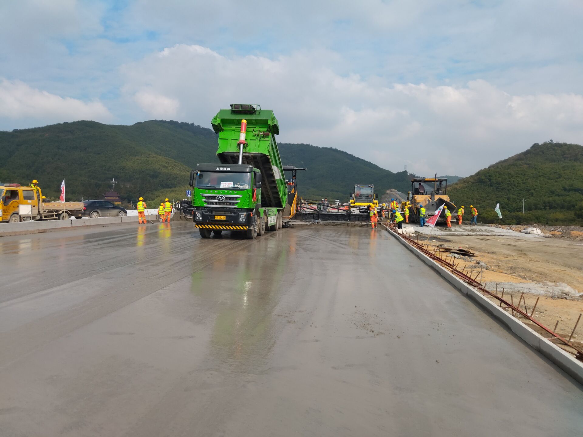 2019.10.23一工區水穩基層試驗段順利完成.jpg