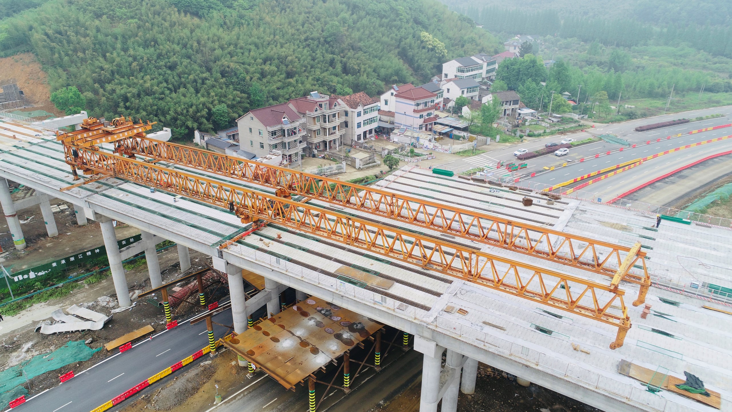 2019.4.21杭州繞城西復線湖州段擴容2標T梁架躍304省道1.jpg