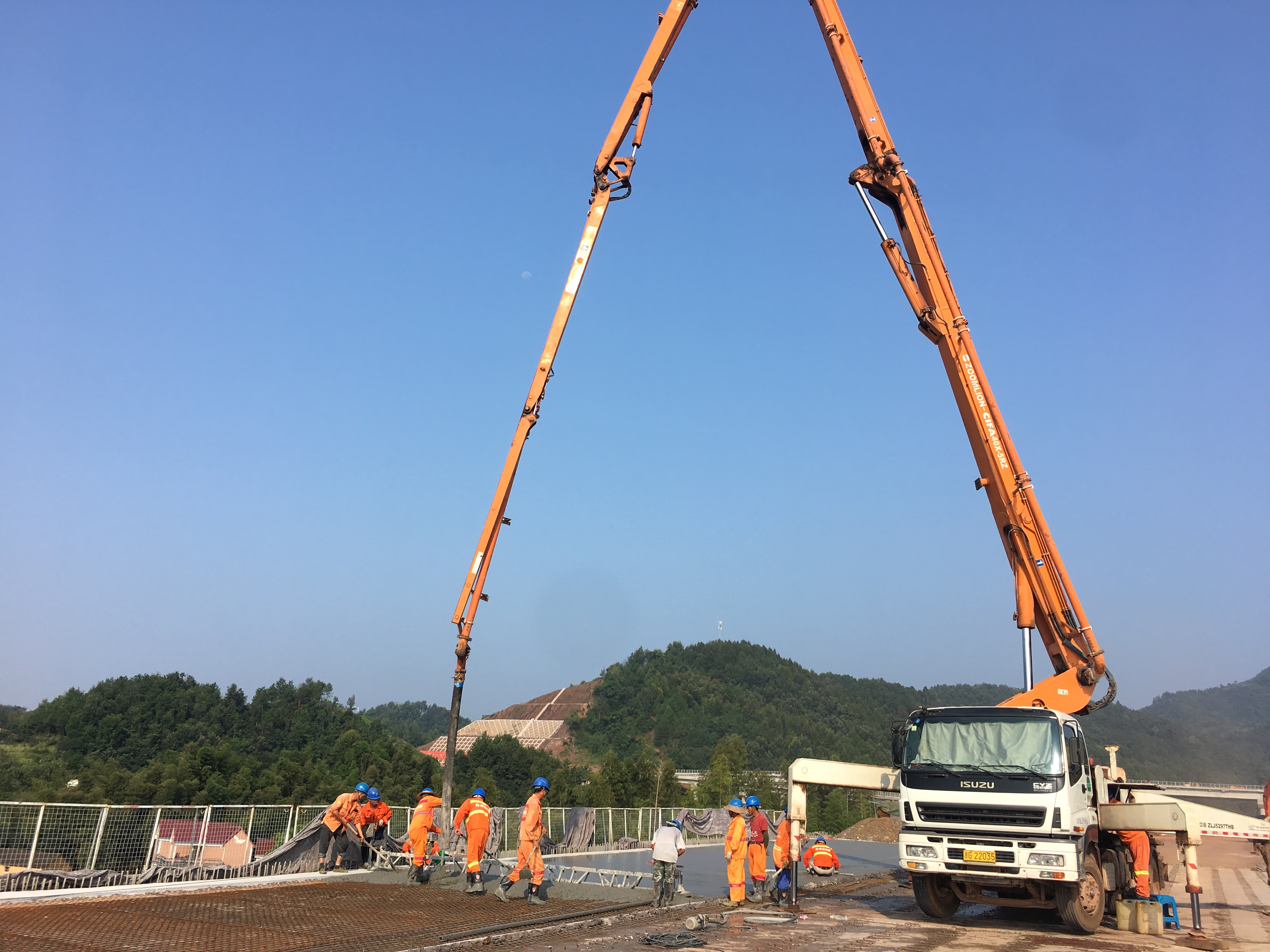 建金TJ3標 2019.8.21 戴勇濤《建金3標王包突2號橋首聯橋面鋪裝順利完成》2.png