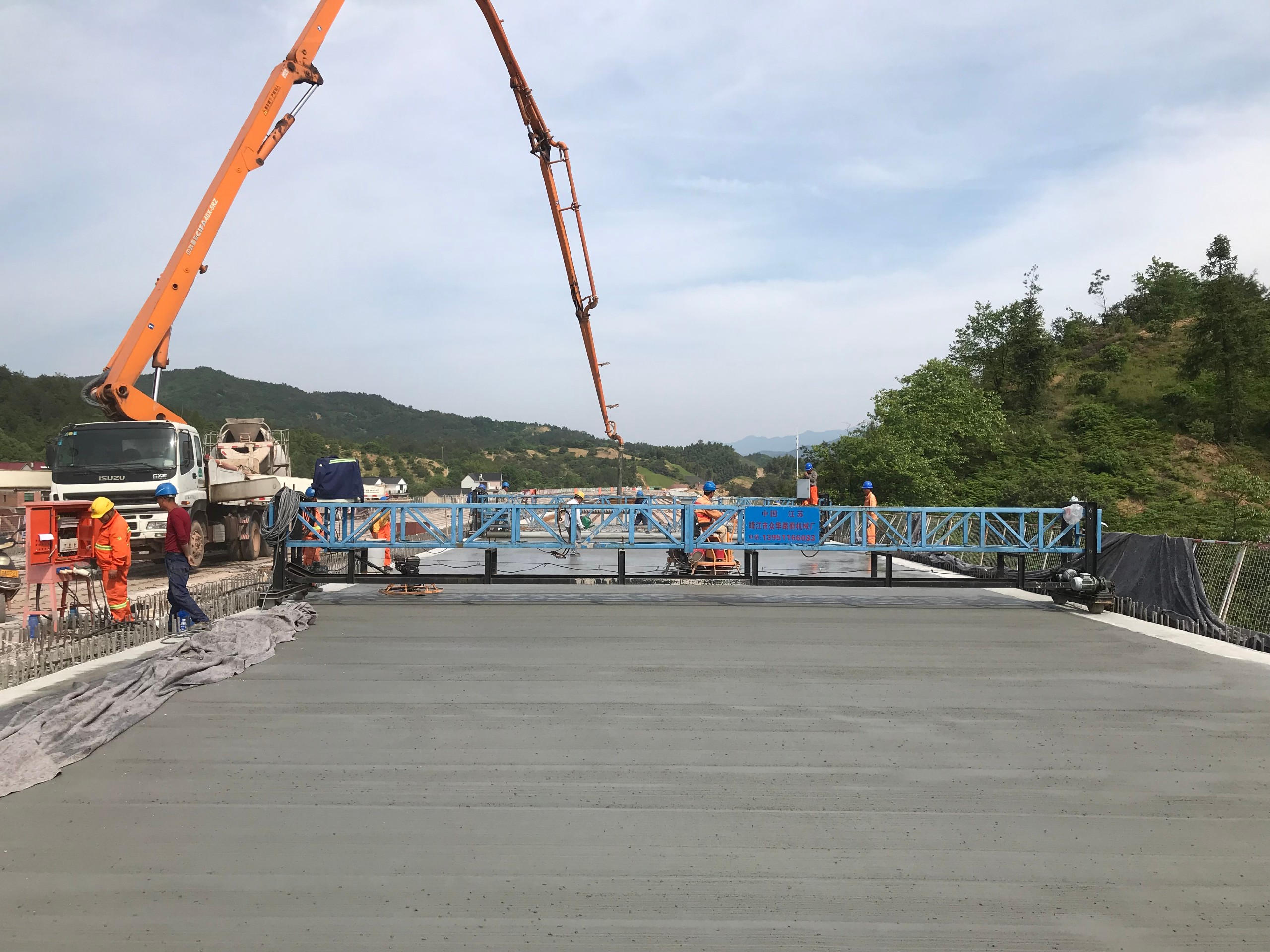 2019.7.24 戴勇濤《建金3標王包突2號橋首聯橋面鋪裝完成》.JPG
