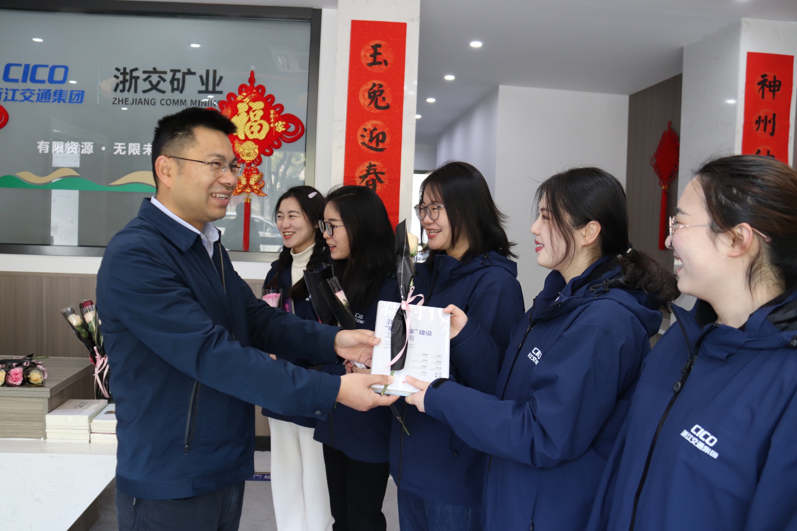 2-為女職工獻花、贈書.jpg
