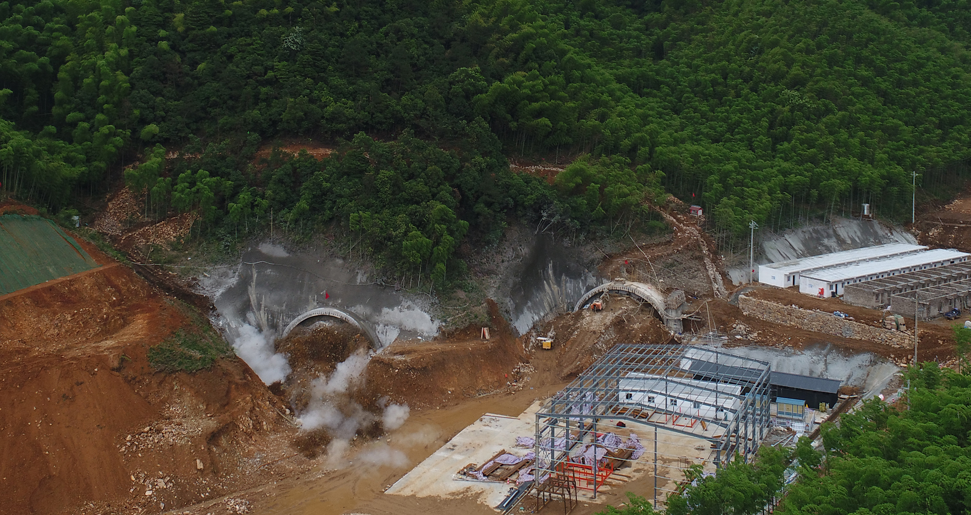 2018.05.22長(zhǎng)城塢隧道進(jìn)口首爆成功1.JPG
