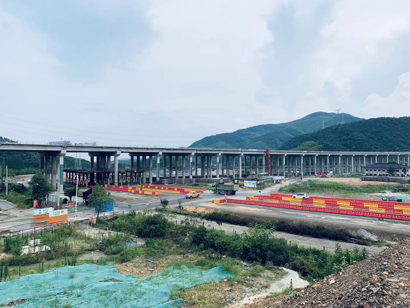 2019.10.14長城塢橋294榀T梁全部架設完成，該橋實現雙幅貫通2.jpg