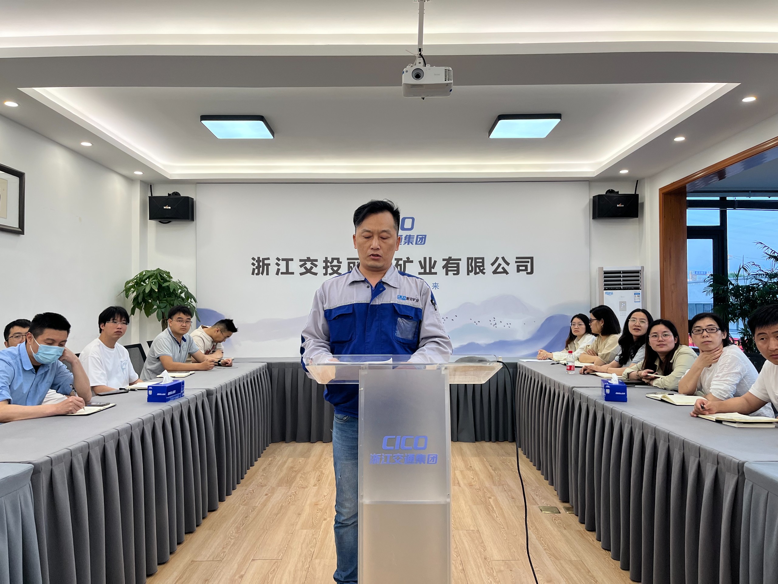 圖片5-交通資源集團第二屆“優秀工匠”、下屬麗新礦業公司現場總調度員沈強宣講.jpg