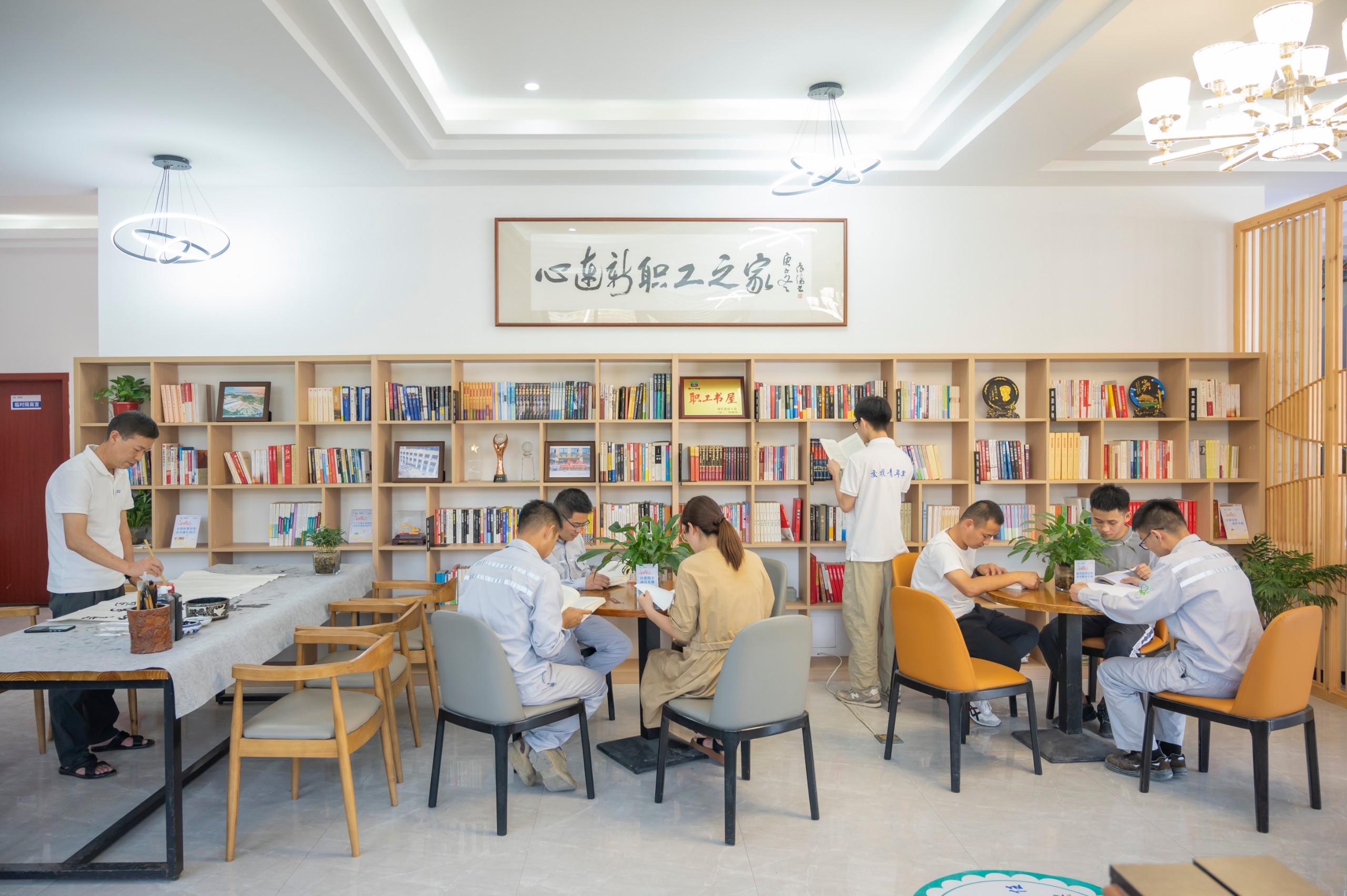 8-員工利用職工書屋讀書學習.JPG