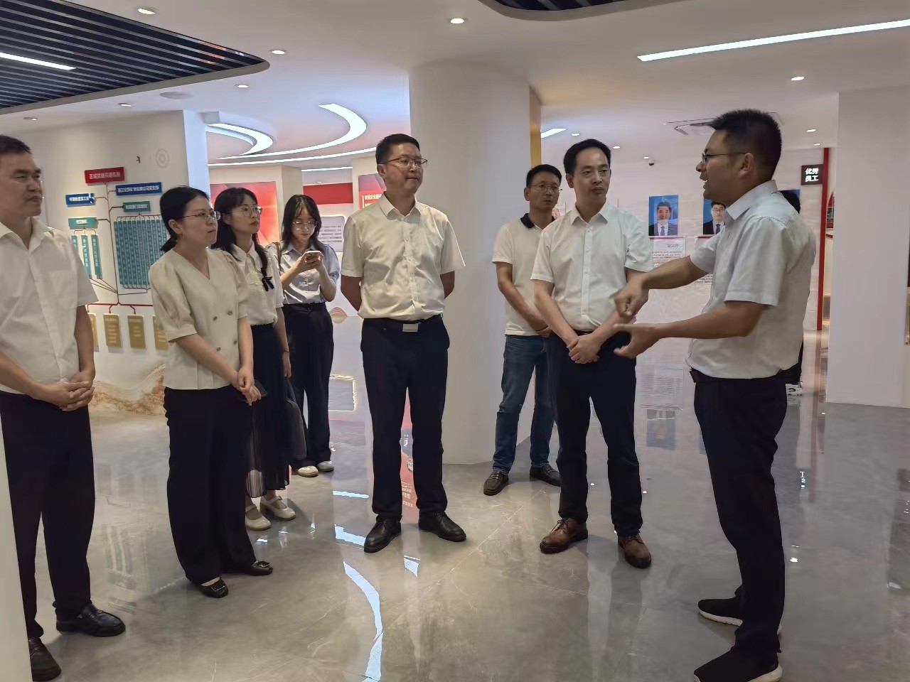省委宣傳部省政研會秘書長李海江赴沿海區域調研指導企業文化建設.jpg