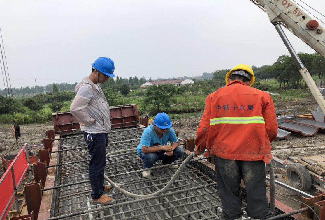 工程科長(zhǎng)、試驗(yàn)主任現(xiàn)場(chǎng)指導(dǎo)混凝土振搗工作.jpg