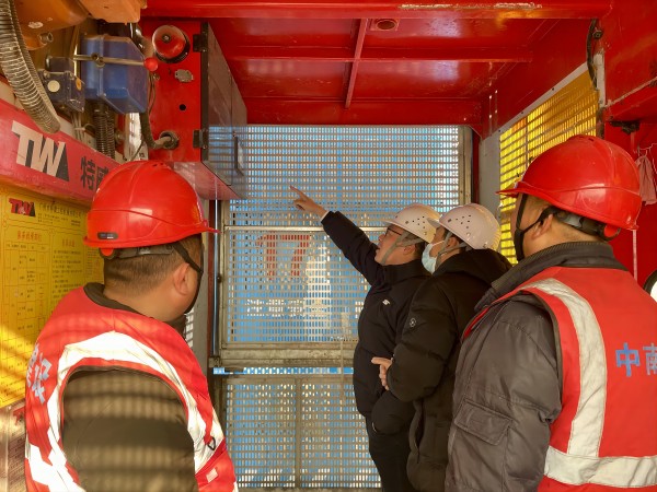 浙南區(qū)域公司春溪曉園項目管理人員對現(xiàn)場施工升降機進行專項檢查(1).jpg