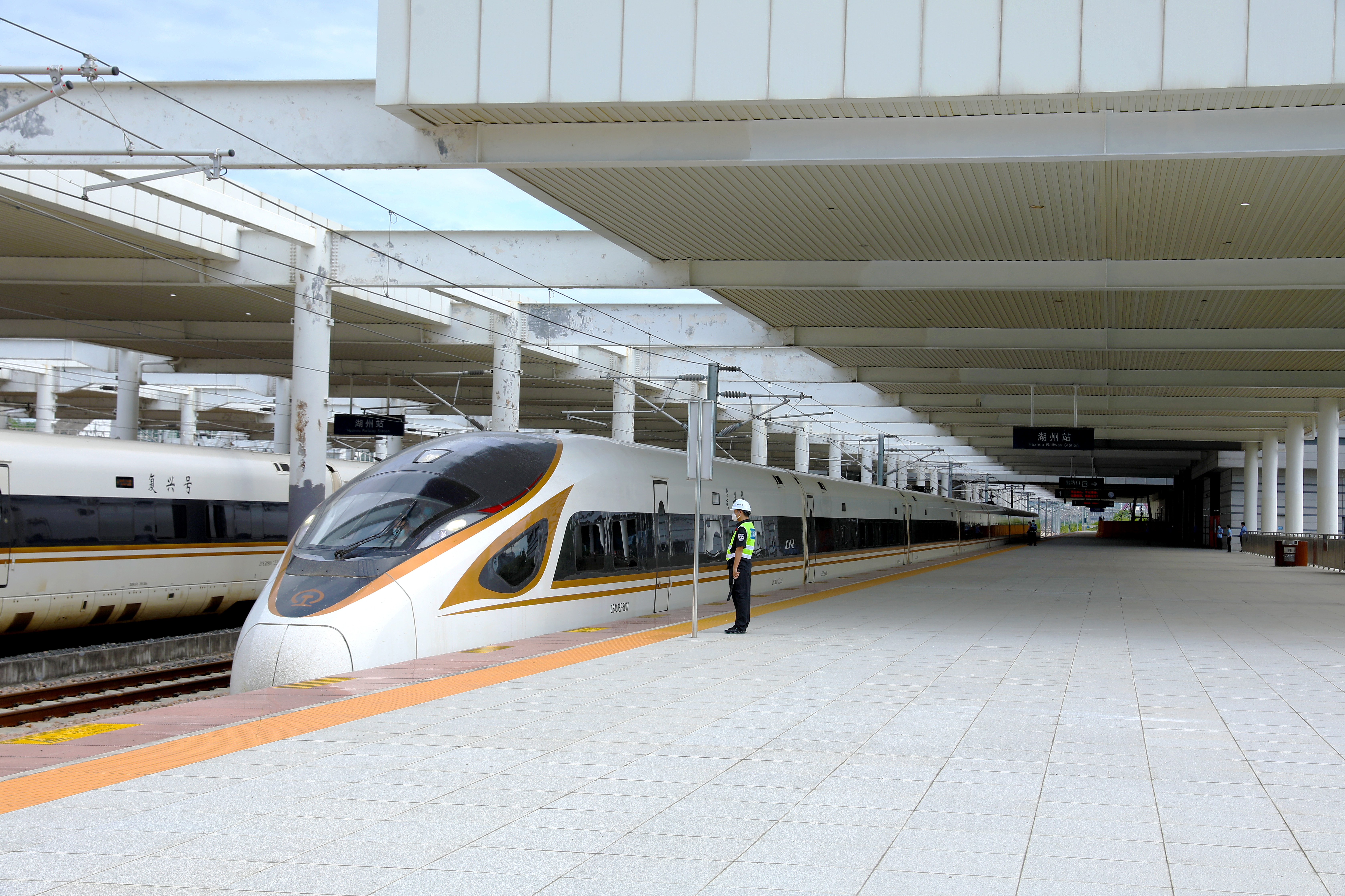 列車從湖州站始發1 作者：馬亮.jpg