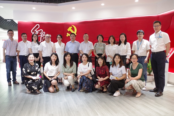 參會人員在嘉興秀洲高新區光伏小鎮黨群服務中心合影留念_副本.jpg