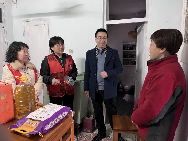 現(xiàn)場慰問照片(1).jpg