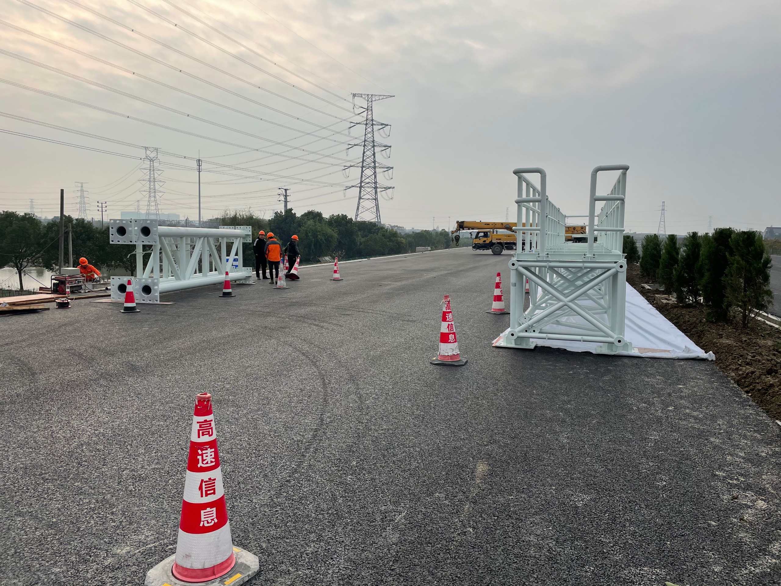 錢江通道北接線PPP項目全線第一座ETC門架首件安裝工程順利完成01.jpg
