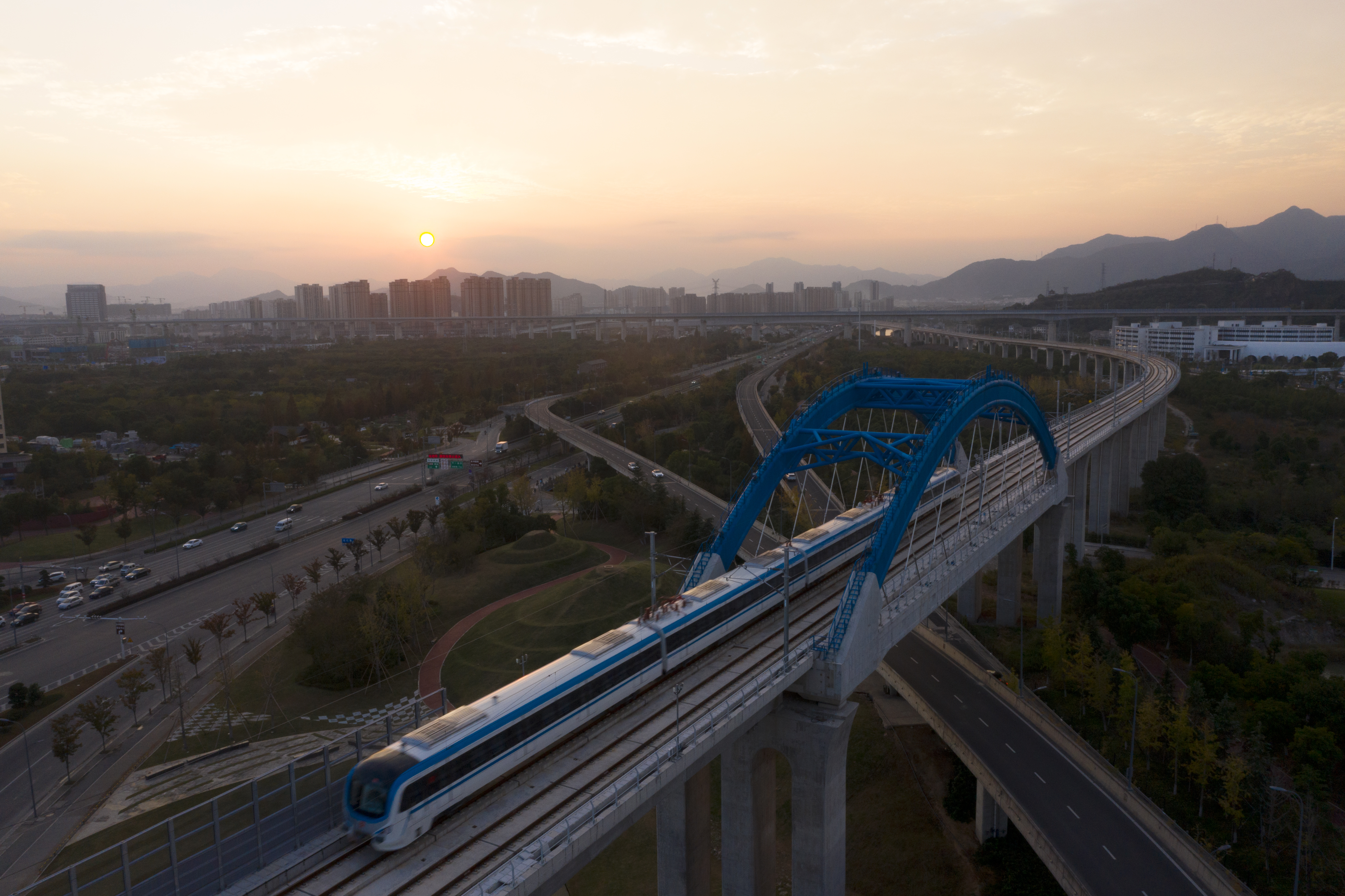 2022.11.14 臺(tái)州市域鐵路S1線開(kāi)啟跑圖 圖：朱雅敏 (2).jpg