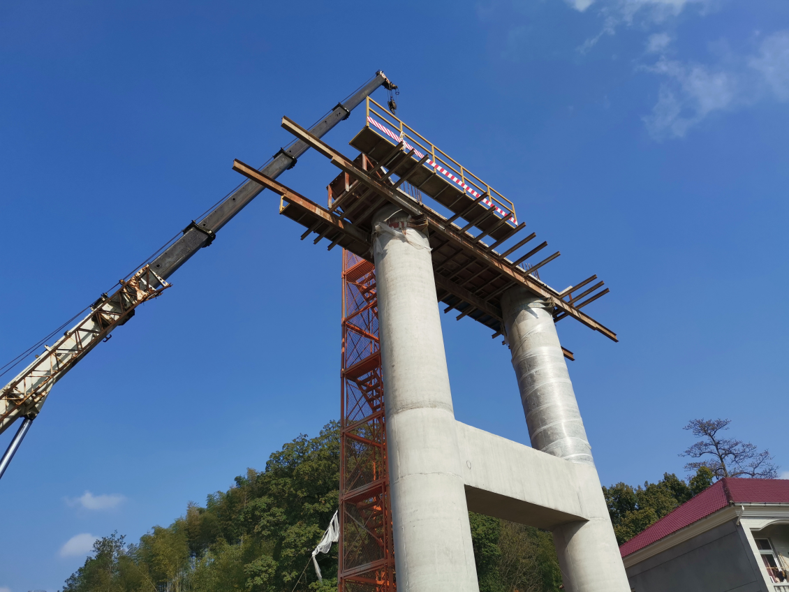 余英嶺2號橋蓋梁作業平臺吊裝.png