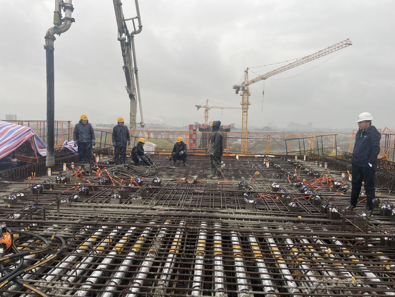 20220322跨杭黃鐵路特大橋53號墩零號塊澆筑現場，作業人員進行混凝土澆筑作業（攝：周末華）2.png
