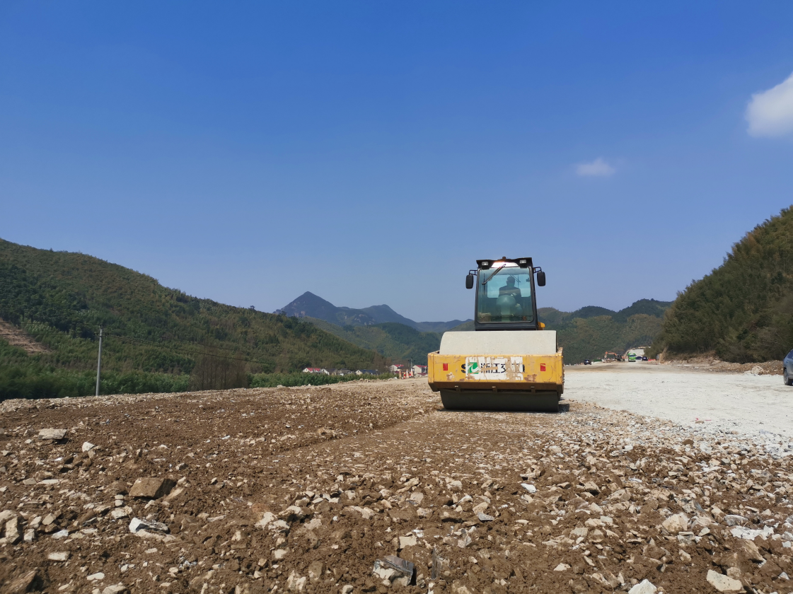 壓路機碾壓.png