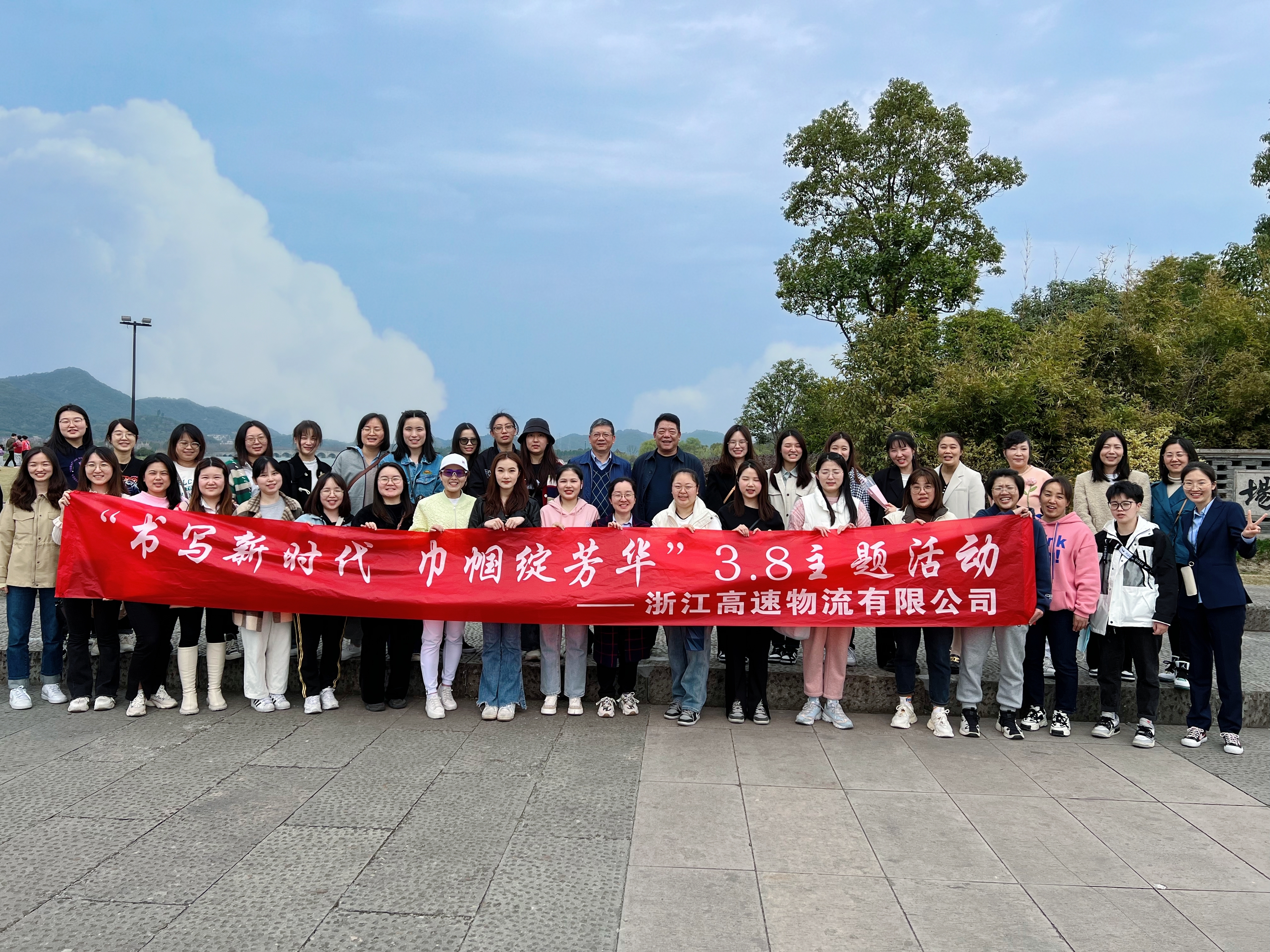 公司集體合照.jpg