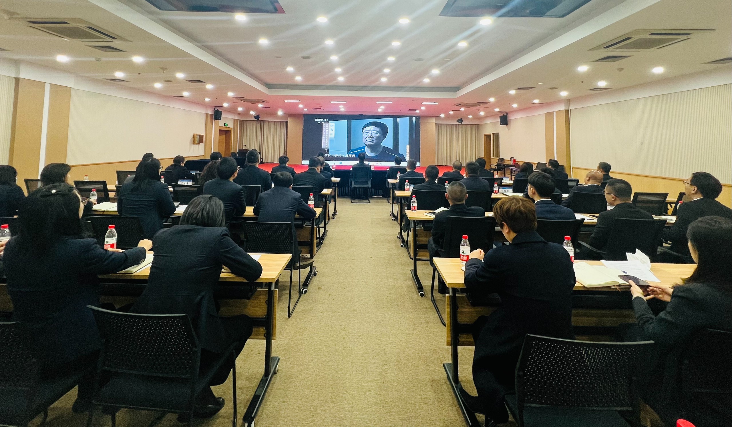 省經(jīng)投公司召開2024年黨風廉政建設(shè)會議暨警示教育大會.jpg